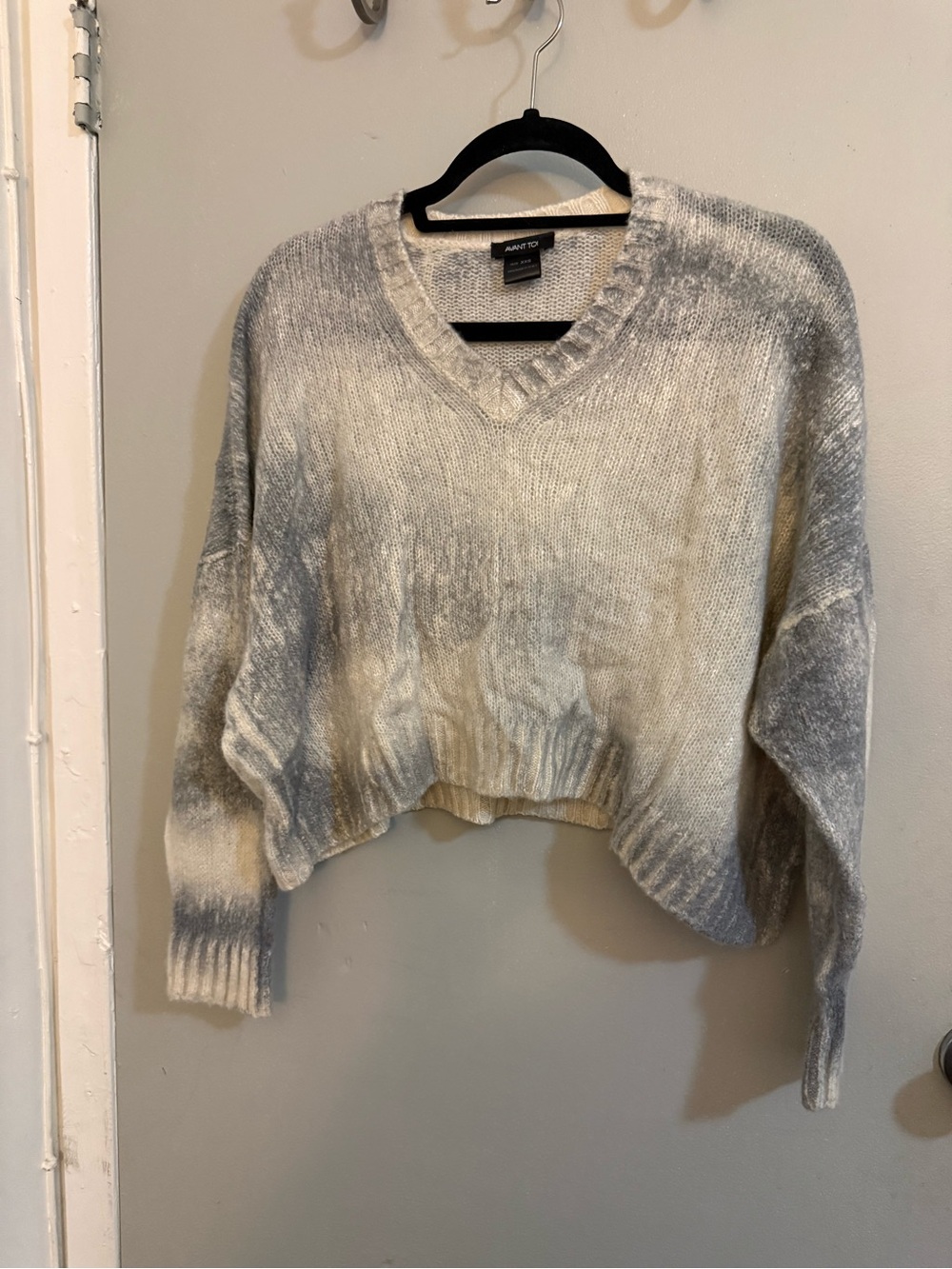 Avant Toi V-Neck Sweater in Gray and Cream Tones